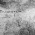 Blatt 1 von „The Code Is Cold“: helle, eisartige Flächen in Grau, überlagert von getipptem Text und feinen Linien