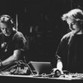 Schwarz-Weiß-Livefoto: Ur.X (Enkidu rankX und Uri Killisch) am Rig, Laptops, Effekte, Kabel